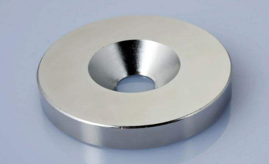 音響上面也有磁鐵？有什么用呢？